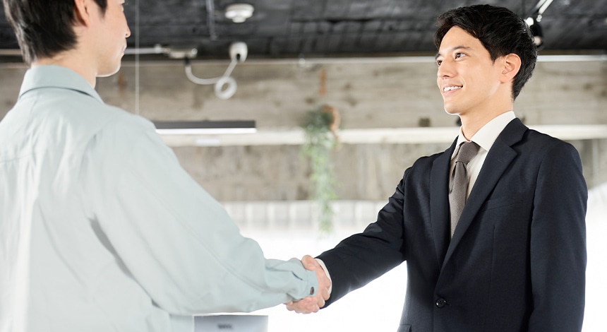 握手を交わす協力会社と担当者