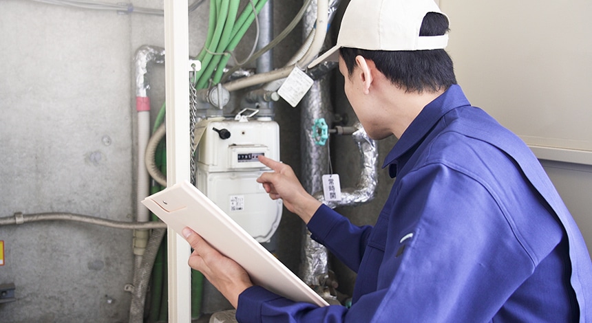 点検作業を行う電気工事士